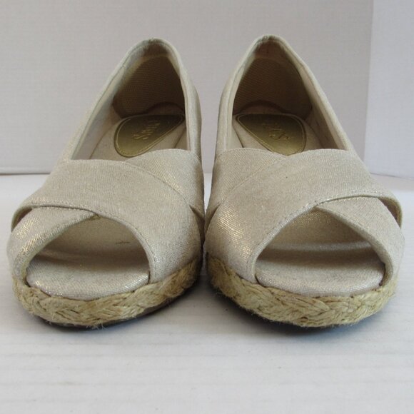 Chaps Metallic Gold Peep Toe Slip On Wedge Espadrilles Dakoda Sandals Size 6B - Picture 2 of 10